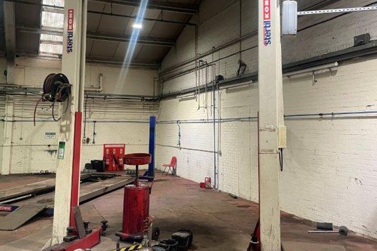 1x STERIL KONI 5 TONNE. 2 POST LIFT 