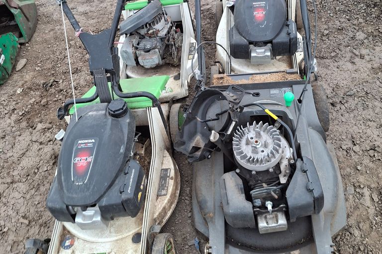 3X ETESIA 1X HONDA MOWERS 