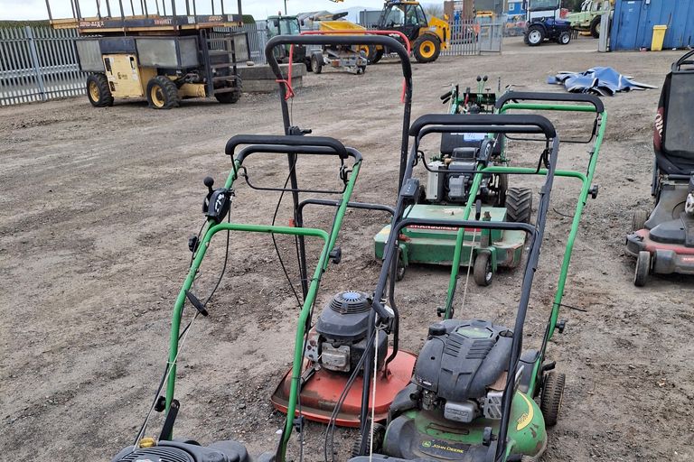 3X JOHN DEERE 1X FLYMO MOWERS 