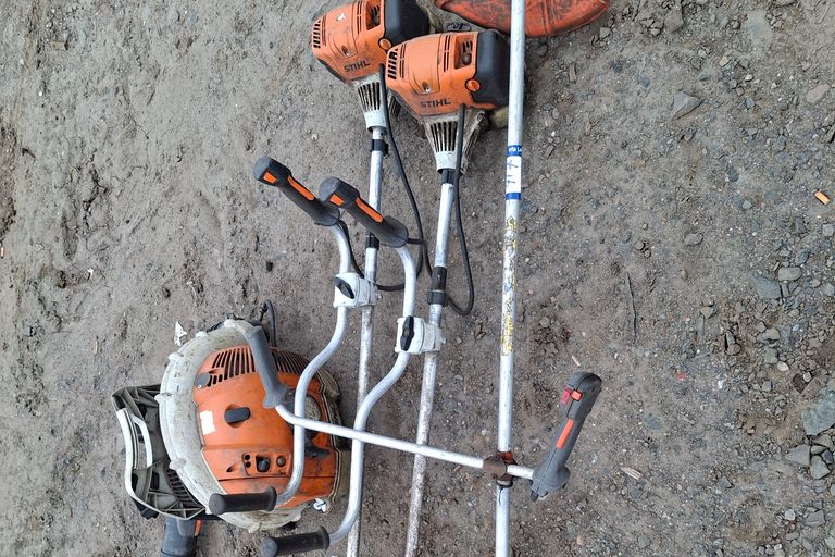 3X STRIMMERS 1X LEAF BLOWER 